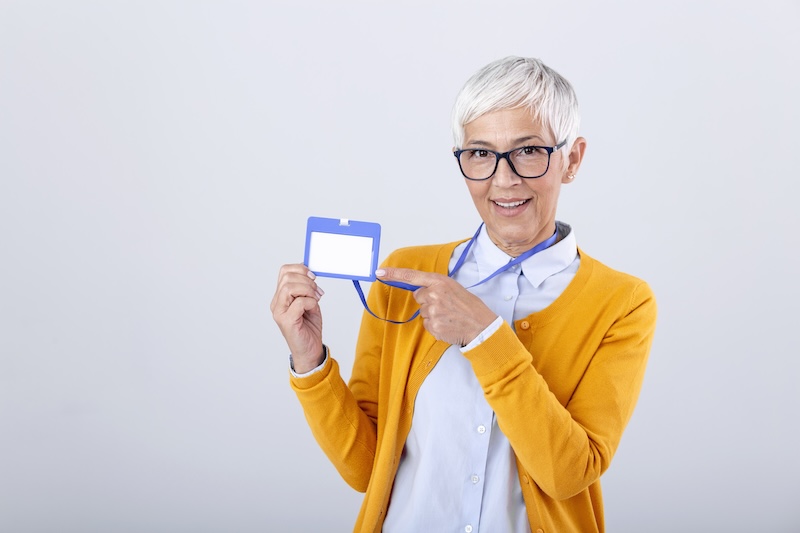 Kvinna med kort runt halsen